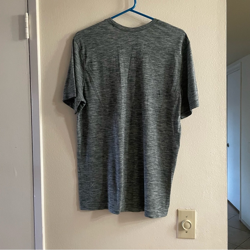 Lululemon Men's Gray T-Shirt size large